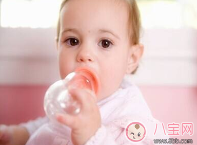 寶寶不肯喝水妙招 0-1歲內的嬰兒不喜歡喝水怎么辦