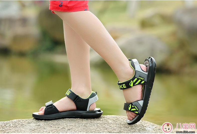 夏天一定要遠離這幾雙涼鞋     不然傷到孩子得不償失