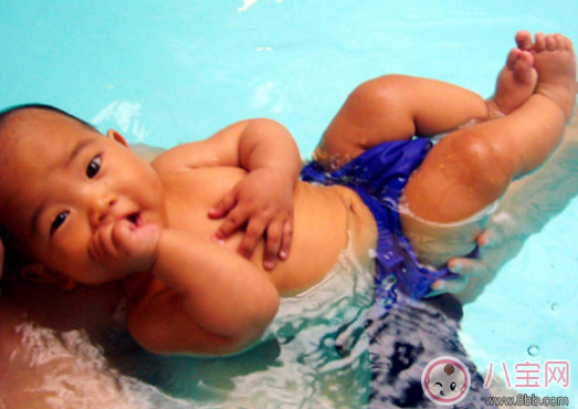 1歲寶寶練習游泳教程 1歲寶寶怎么學游泳