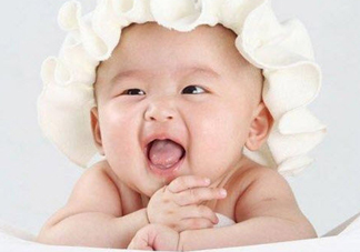 夏天寶寶脖子被淹和起痱子的區別在哪里(圖文)