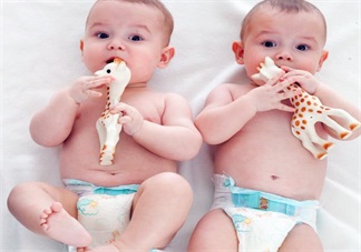 林志穎給可愛雙胞胎喂飯 雙胞胎輔食怎么喂