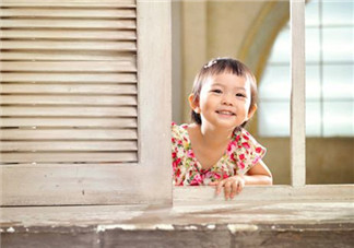 電閃雷鳴中5歲小女孩撥通110 孩子一個人在家應該注意什么