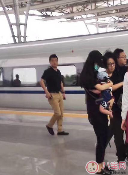 Baby小海綿坐高鐵圖片 幾個(gè)月的嬰兒可以坐高鐵需要注意什么