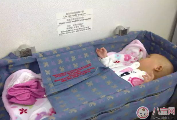 Baby抱小海綿坐高鐵 嬰兒多大可以坐飛機(3個月以上)