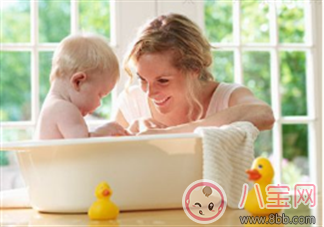 新手爸媽夏季給初生兒洗澡莫慌張 掌握方法最重要 新手爸媽夏季給初生兒洗澡莫慌張 掌握方法最重要