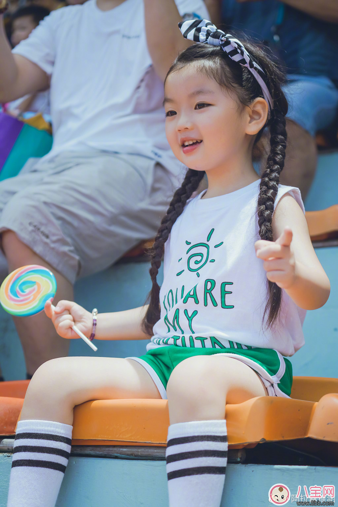 萌寶阿拉蕾垃圾丟進垃圾桶 孩子環境意識從小培養