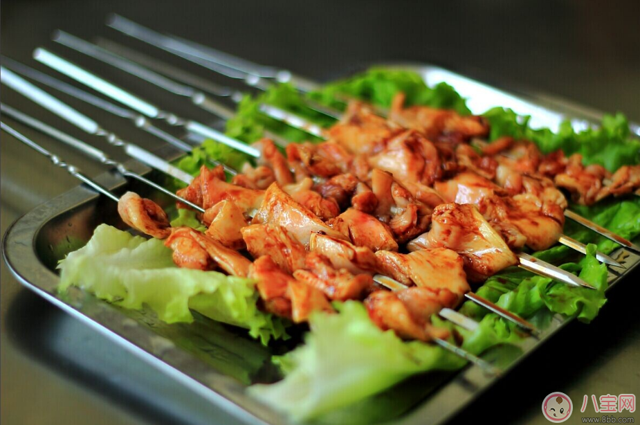 三伏天孩子在外面玩噴泉水 孩子戶外玩耍一定要注意