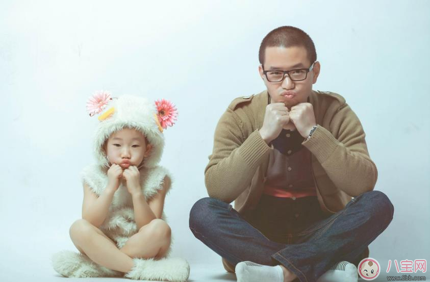 爸爸帶娃只玩手機 怎么讓爸爸會帶娃