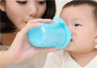 如何教寶寶用杯子喝水 寶寶喝水奶瓶哪種好