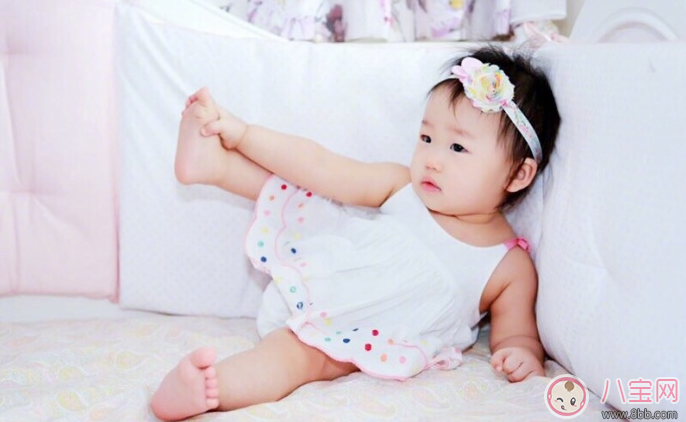 伊能靜女兒小米粒啃腳丫萌萌的 寶寶為啥都愛啃腳丫