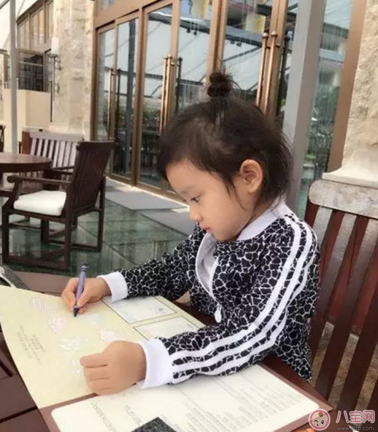 甜馨認真畫簡筆畫 簡筆畫的入門畫法