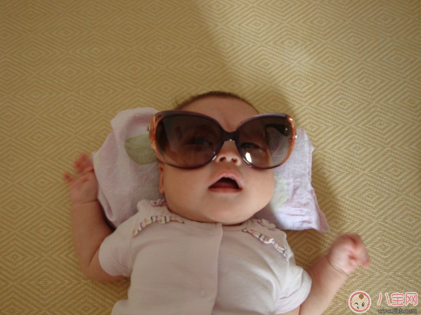 夏天怎么保護寶寶的眼睛 孩子帶太陽鏡真的護眼嗎 夏天怎么保護寶寶的眼睛 孩子帶太陽鏡真的護眼嗎
