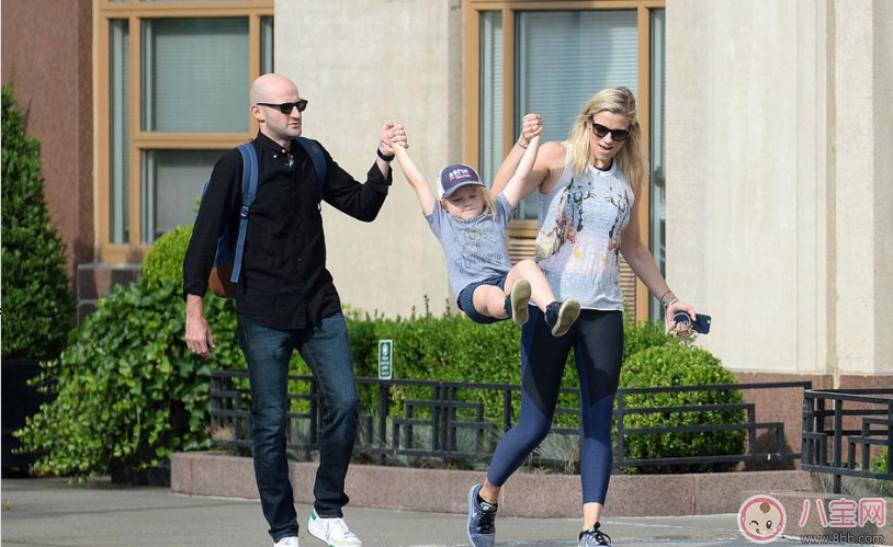 提孩子胳膊“蕩秋千”導(dǎo)致脫臼 孩子胳膊脫臼處理方法