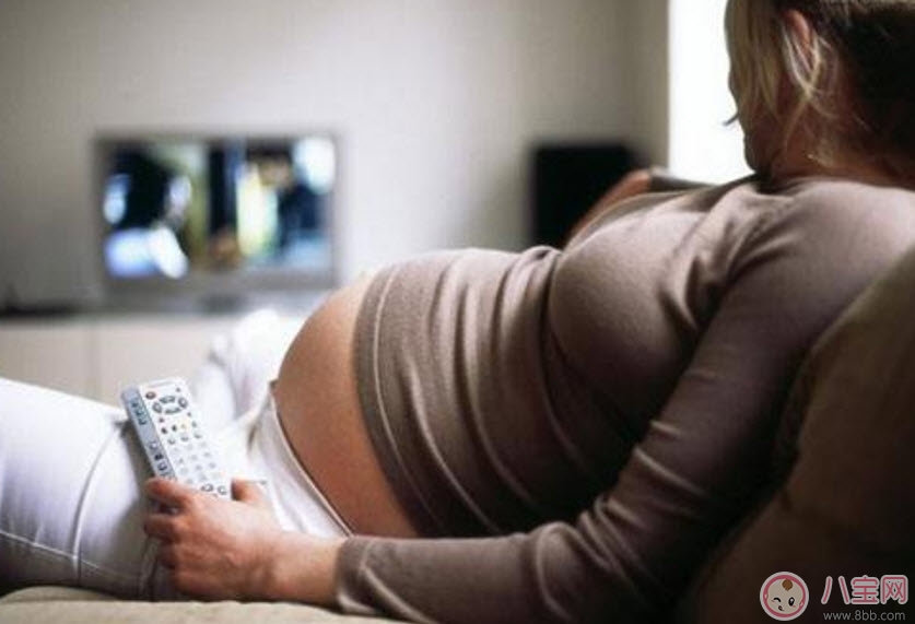 孕婦看電視對胎兒有影響嗎 孕婦看電視有輻射嗎如何預防輻射