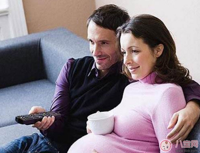 孕婦看電視對胎兒有影響嗎 孕婦看電視有輻射嗎如何預防輻射