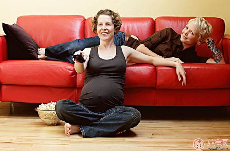 孕婦看電視對胎兒有影響嗎 孕婦看電視有輻射嗎如何預防輻射