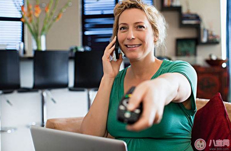 孕婦看電視對胎兒有影響嗎 孕婦看電視有輻射嗎如何預防輻射