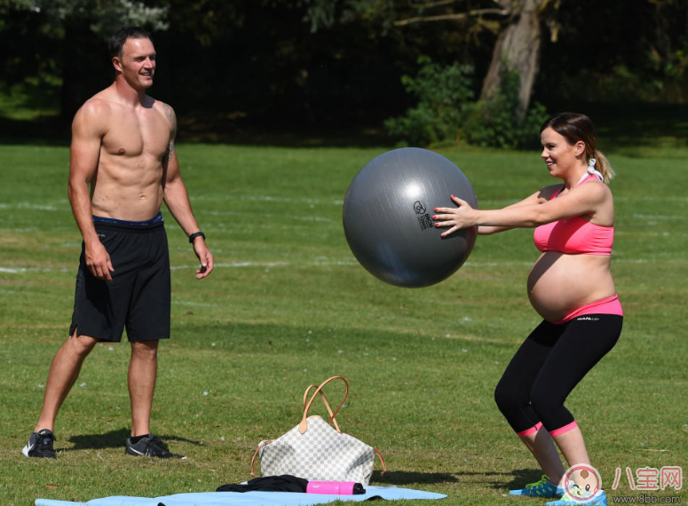 懷孕9個月的準媽媽舉杠鈴 雙胞胎媽媽做深蹲裝備順產