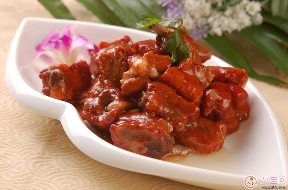 自然豐胸有方法 學(xué)會這些也是大胸妹