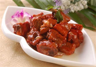 自然豐胸有方法 學(xué)會(huì)這些也是大胸妹