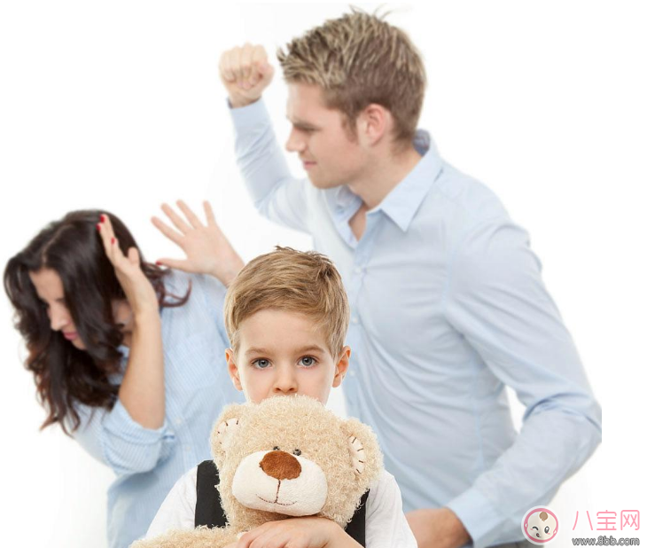 父母這些行為在潛移默化中影響著孩子 生活中這些細節要注意