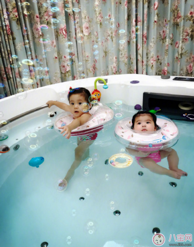 咘咘和Bo妞游泳 寶寶室內游泳的好處