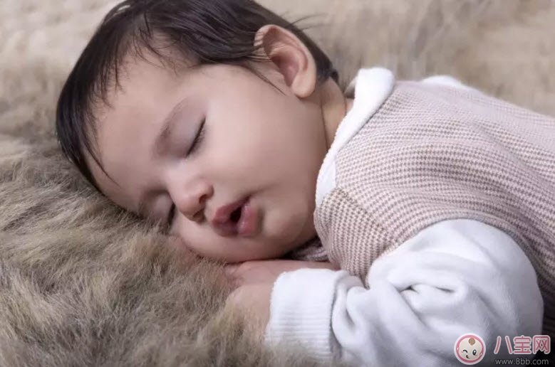 寶寶能和大人同床睡覺嗎 寶寶和媽媽一起睡覺的利與弊