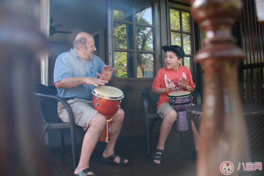 老人帶孩子要不要給錢 老人帶孩子給錢傷感情嗎