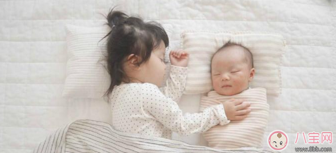 親子故事 記錄下兩個寶寶成長的瞬間