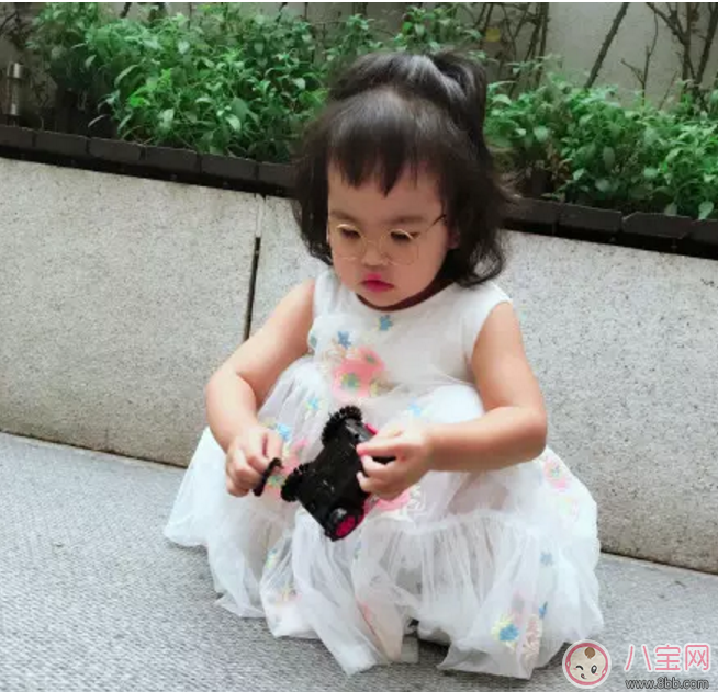 包貝爾罵哭女兒，只因她亂扔?xùn)|西！怎么管才好？