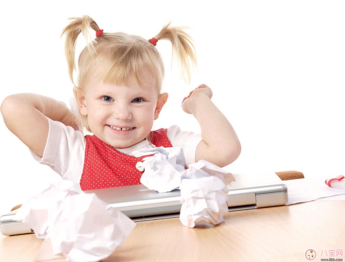 包貝爾罵哭女兒，只因她亂扔?xùn)|西！怎么管才好？