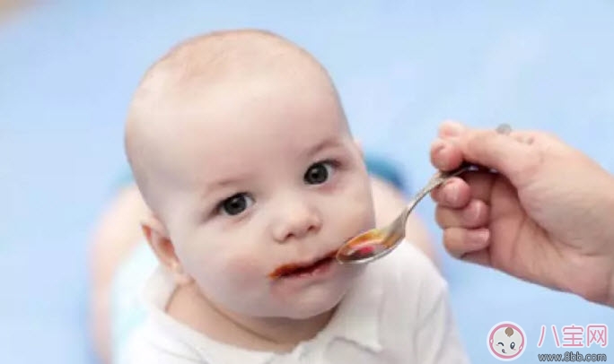 寶寶吐藥后需要補喂嗎 寶寶吐藥怎么辦正確喂藥的姿勢 寶寶吐藥后需要補喂嗎 寶寶吐藥怎么辦正確喂藥的姿勢