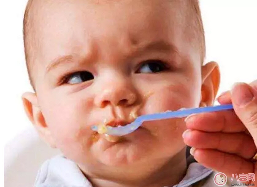 寶寶吃飯含在嘴里不咽是怎么回事 寶寶喜歡含飯不吞飯怎么辦 寶寶吃飯含在嘴里不咽是怎么回事 寶寶喜歡含飯不吞飯怎么辦