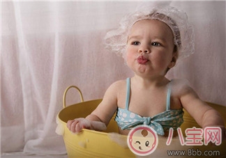 秋天天涼寶寶不愛洗澡怎么辦 