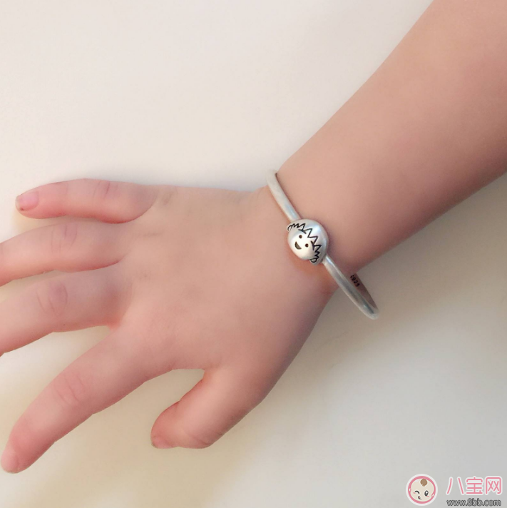 孩子出生就給銀飾物戴 怎么戴才安全