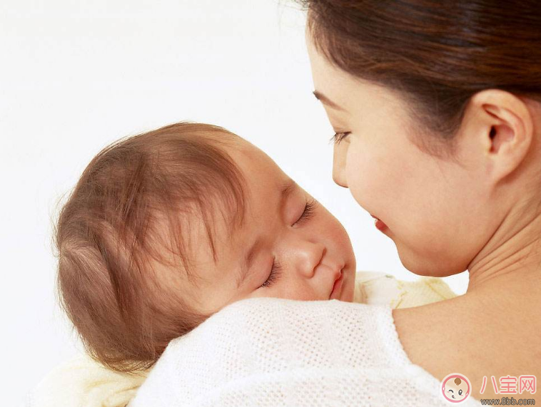 哄孩子睡覺一放下秒醒 媽媽被孩子的吵鬧吵得實在太累