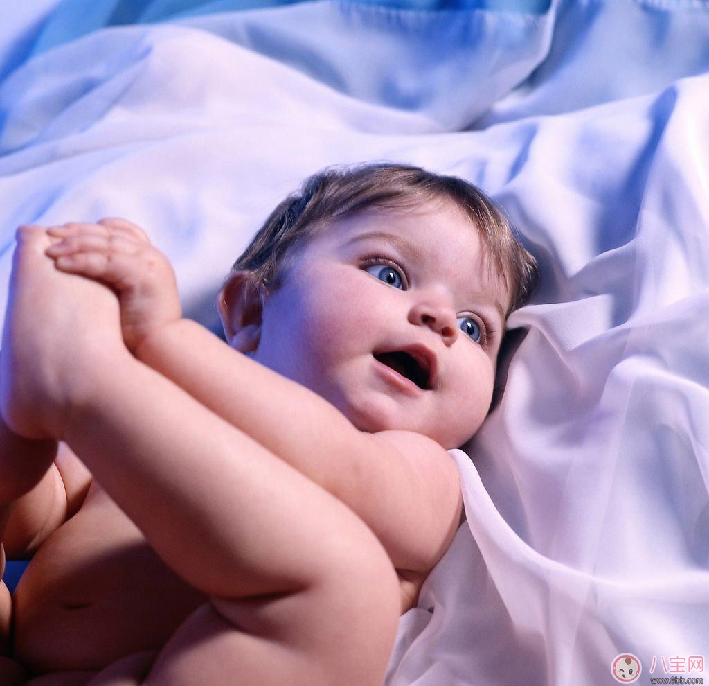 新生兒晚上到底可不可以開燈睡覺？如何引導寶寶關燈睡覺