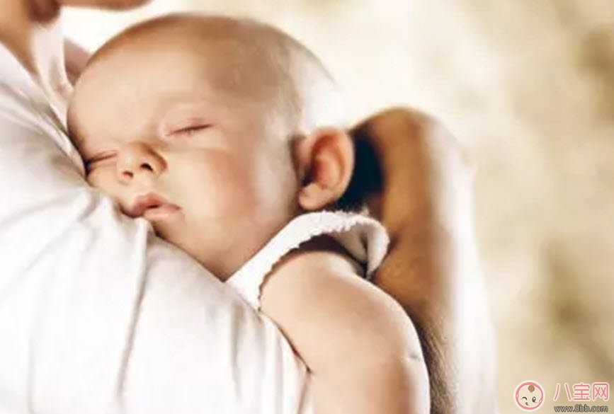 媽媽摟著寶寶睡好嗎 摟著寶寶睡覺有哪些影響