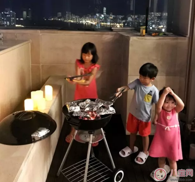 陳浩民帶全家開(kāi)趴孩子穿巨型拖鞋 如何給寶寶選鞋子