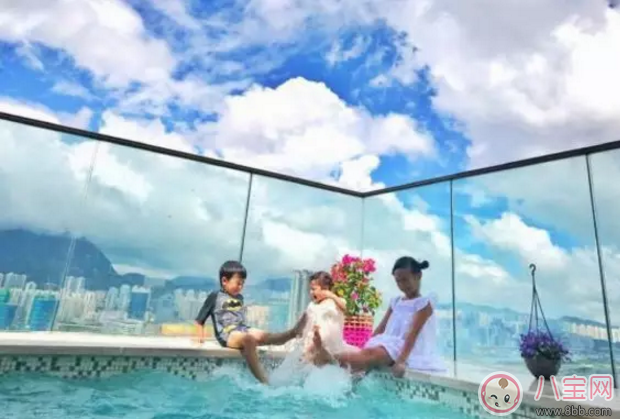 陳浩民帶全家開(kāi)趴孩子穿巨型拖鞋 如何給寶寶選鞋子