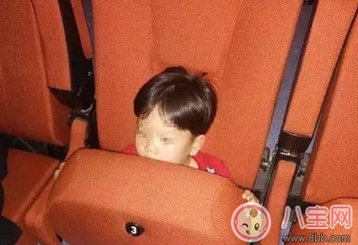 危險(xiǎn)!電影院座椅會(huì)“吃”小孩 家長(zhǎng)應(yīng)抱著孩子觀影 危險(xiǎn)!電影院座椅會(huì)“吃”小孩 家長(zhǎng)應(yīng)抱著孩子觀影