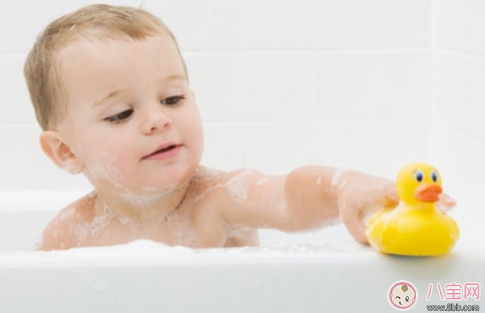 給寶寶洗澡媽媽要注意什么 給孩子洗澡的注意事項有哪些 給寶寶洗澡媽媽要注意什么 給孩子洗澡的注意事項有哪些