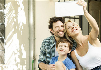 陳浩民老婆一次抱三娃拍照 當媽后有哪些變化？