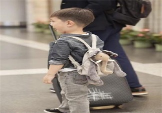 爸爸去哪兒5嗯哼背的包是什么牌子的 在哪能買到嗯哼同款背包