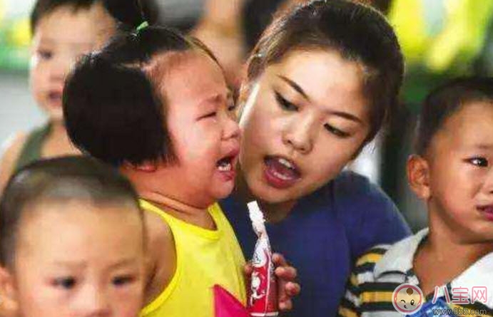 孩子上幼兒園哭鬧要不要哄好了再走 孩子上學哭鬧怎么哄孩子 孩子上幼兒園哭鬧要不要哄好了再走 孩子上學哭鬧怎么哄孩子