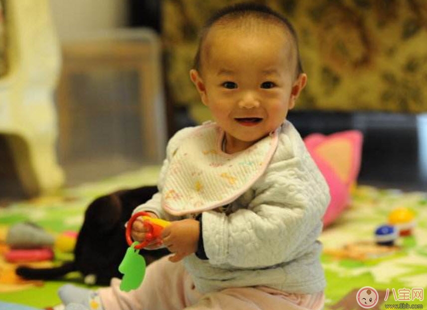 不同年齡段寶寶動(dòng)作發(fā)育情況 寶寶大動(dòng)作發(fā)育時(shí)間表