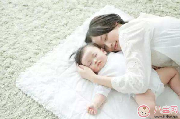 陪寶寶睡寶寶總是搗亂 與寶寶睡覺有哪些尷尬的事情 陪寶寶睡寶寶總是搗亂 與寶寶睡覺有哪些尷尬的事情