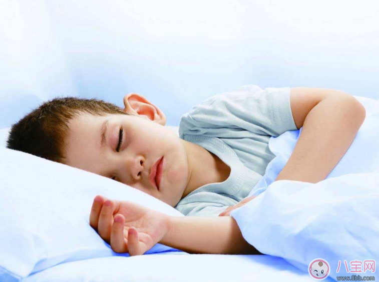 陪寶寶睡寶寶總是搗亂 與寶寶睡覺有哪些尷尬的事情 陪寶寶睡寶寶總是搗亂 與寶寶睡覺有哪些尷尬的事情