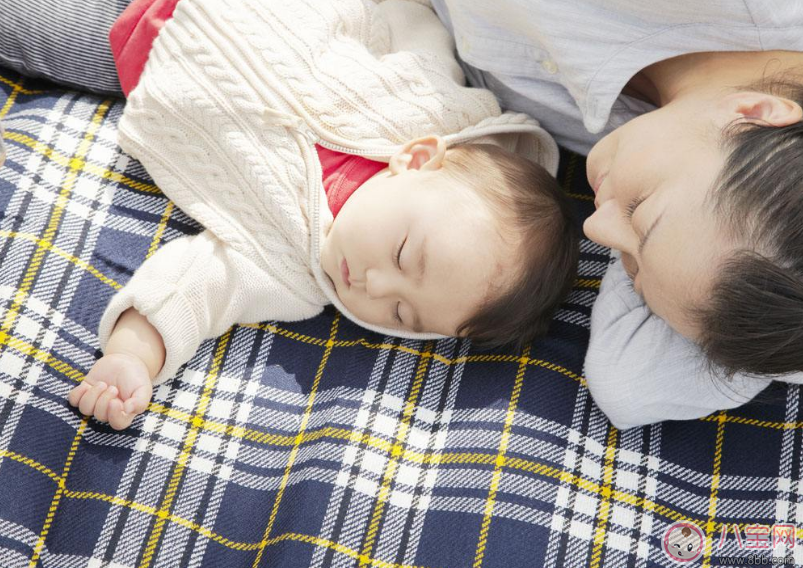 陪寶寶睡寶寶總是搗亂 與寶寶睡覺有哪些尷尬的事情 陪寶寶睡寶寶總是搗亂 與寶寶睡覺有哪些尷尬的事情