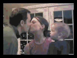 陪寶寶睡寶寶總是搗亂 與寶寶睡覺有哪些尷尬的事情 陪寶寶睡寶寶總是搗亂 與寶寶睡覺有哪些尷尬的事情